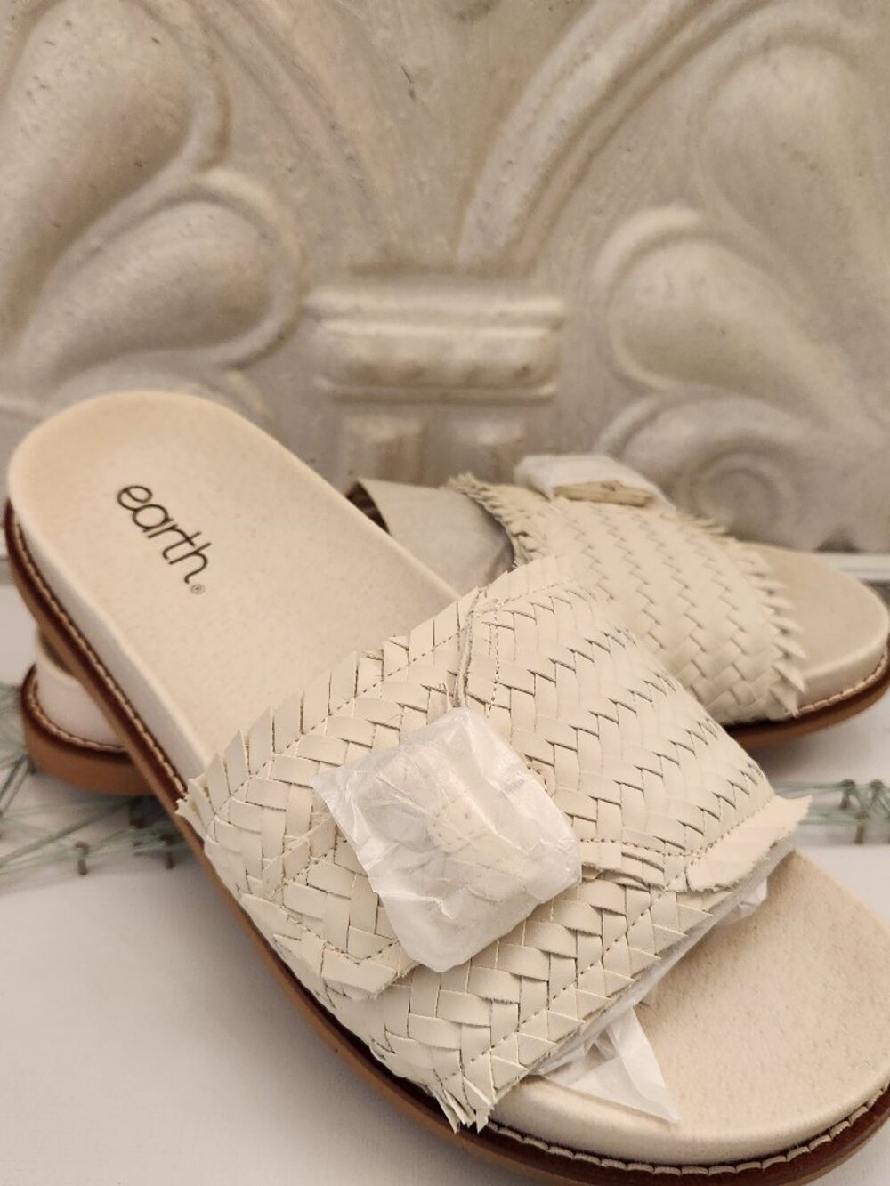 EARTH Fontane Cream Sandals. New with stickers. Size 9.5